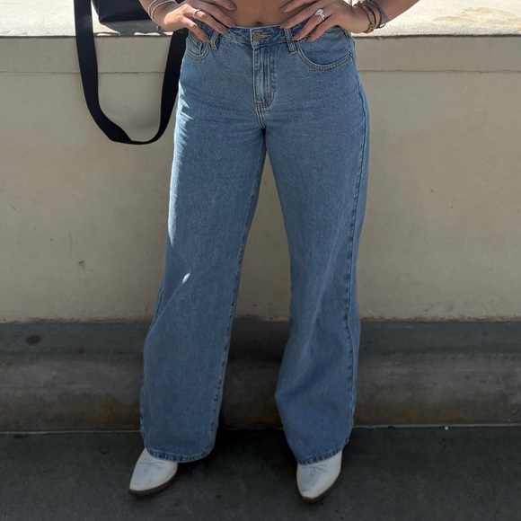 LIKE NEW Windsor Light Blue Straight Leg Jeans with Los Angeles on the back - Picture 11 of 11